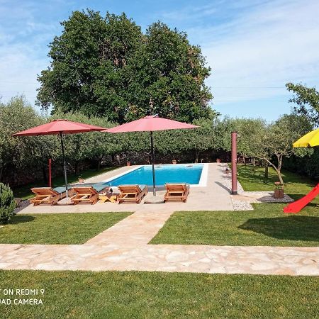 Mala Kuca Sa Velikim Grijanim Bazenom Antonio Villa Šišan Exterior foto