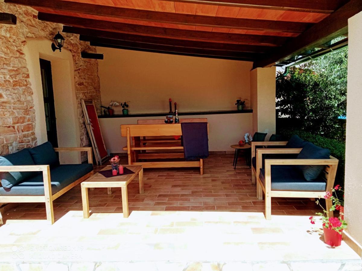 Mala Kuca Sa Velikim Grijanim Bazenom Antonio Villa Šišan Exterior foto