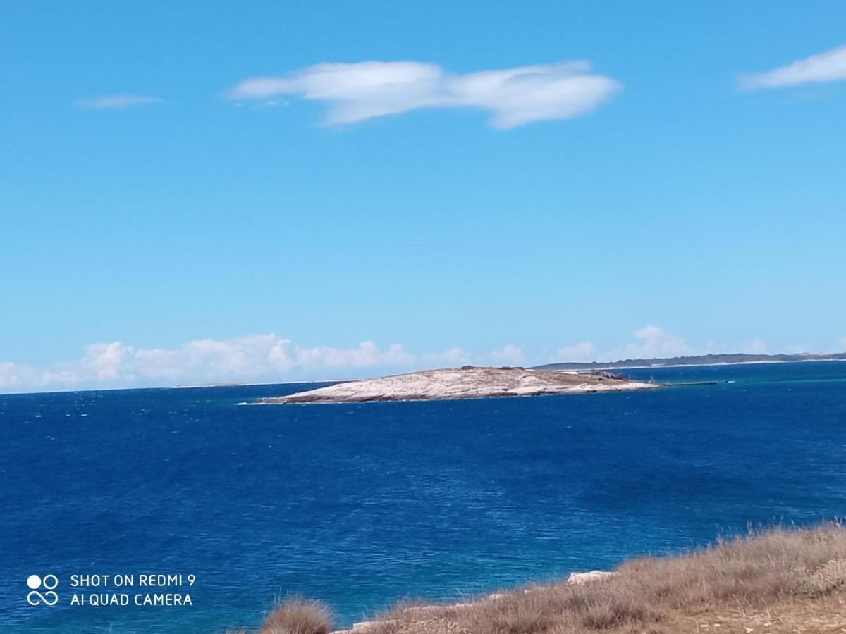 Mala Kuca Sa Velikim Grijanim Bazenom Antonio Villa Šišan Exterior foto