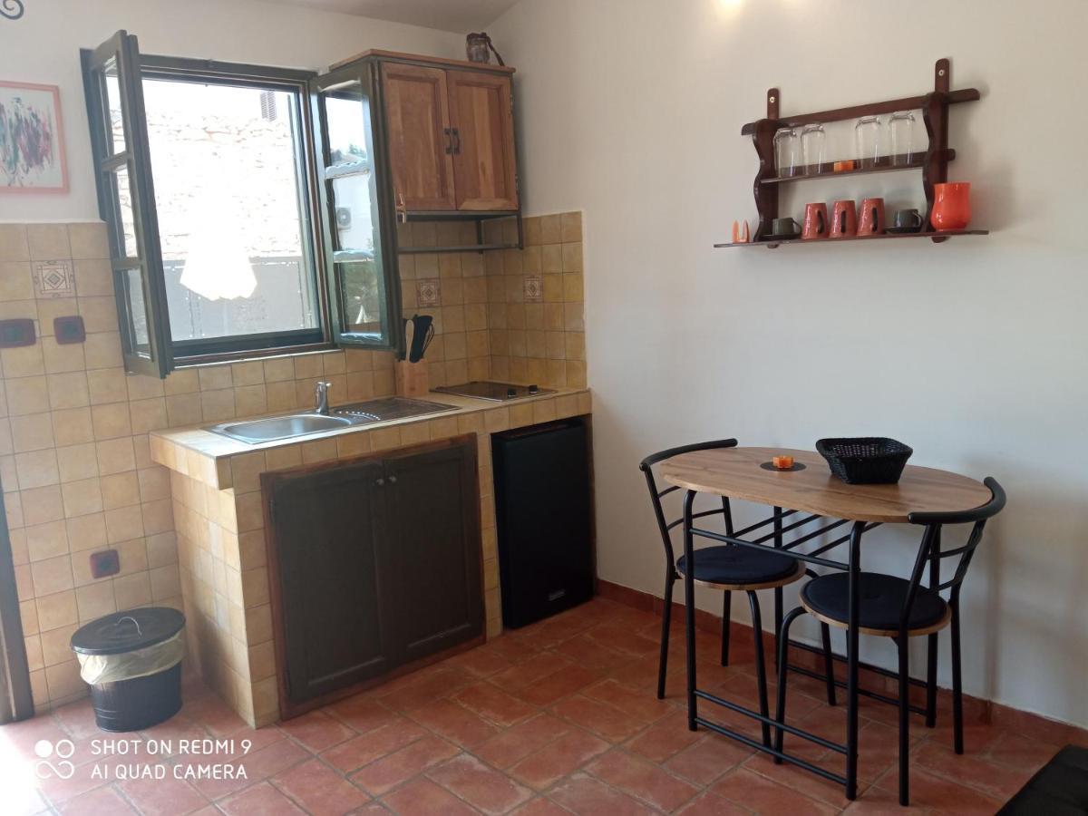 Mala Kuca Sa Velikim Grijanim Bazenom Antonio Villa Šišan Exterior foto