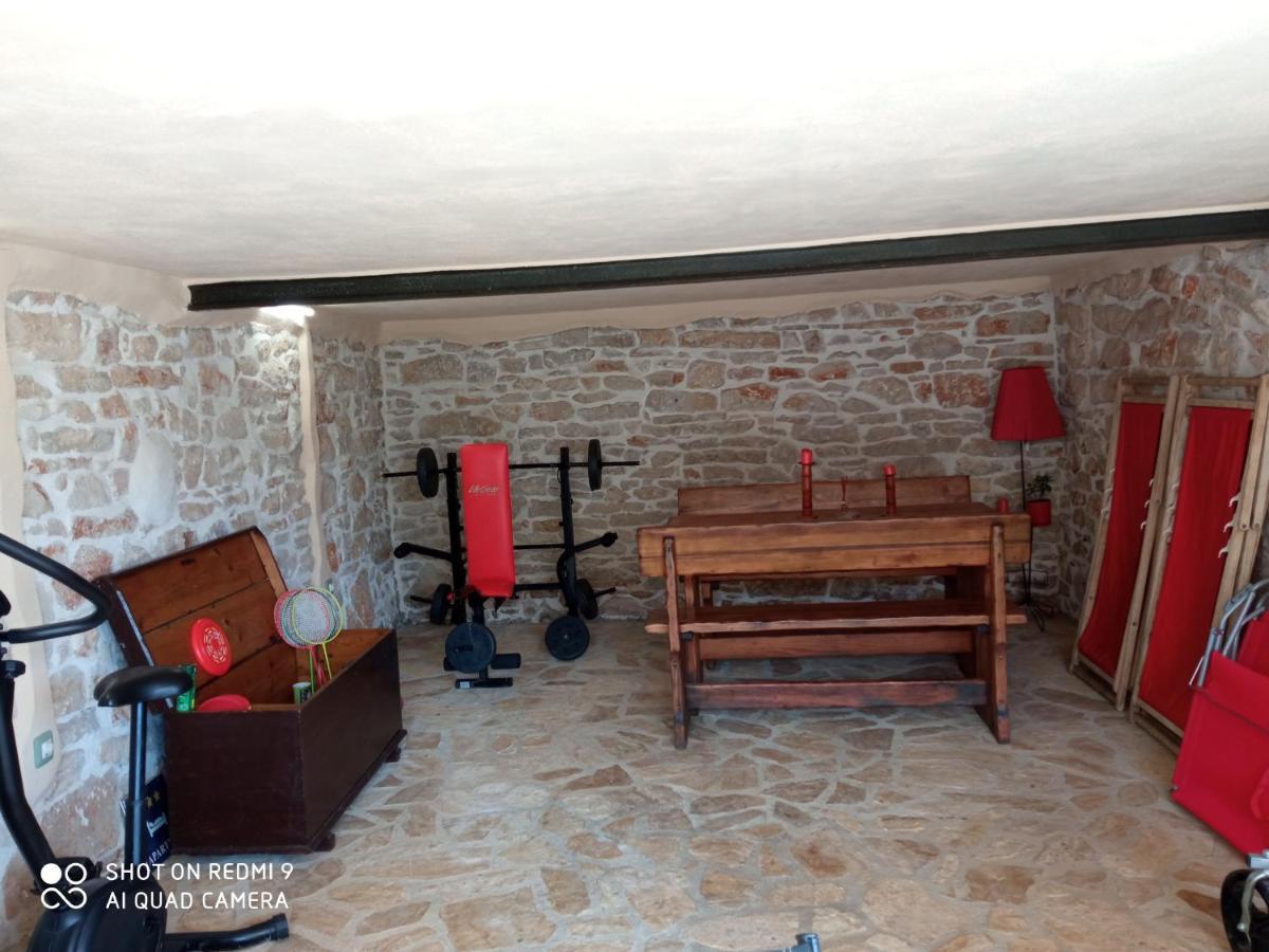 Mala Kuca Sa Velikim Grijanim Bazenom Antonio Villa Šišan Exterior foto