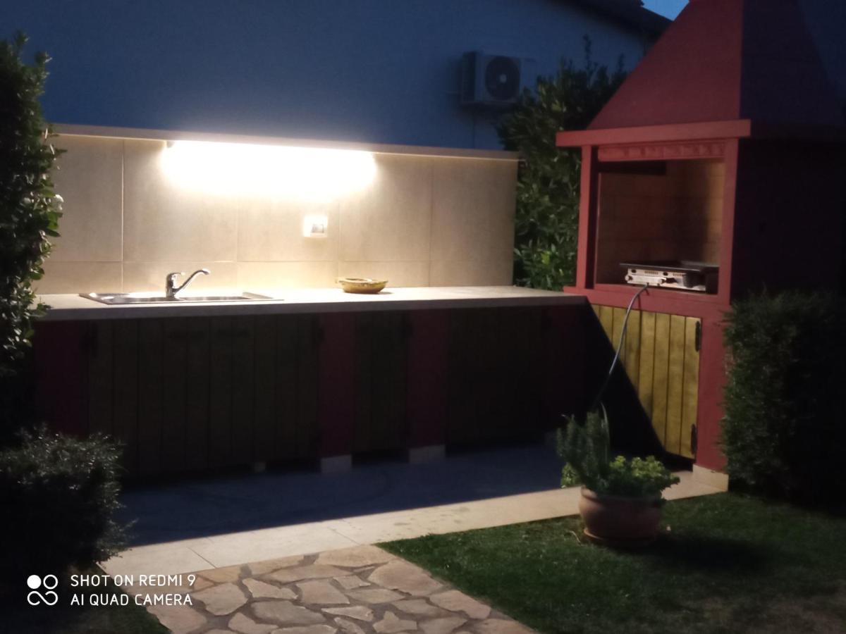 Mala Kuca Sa Velikim Grijanim Bazenom Antonio Villa Šišan Exterior foto
