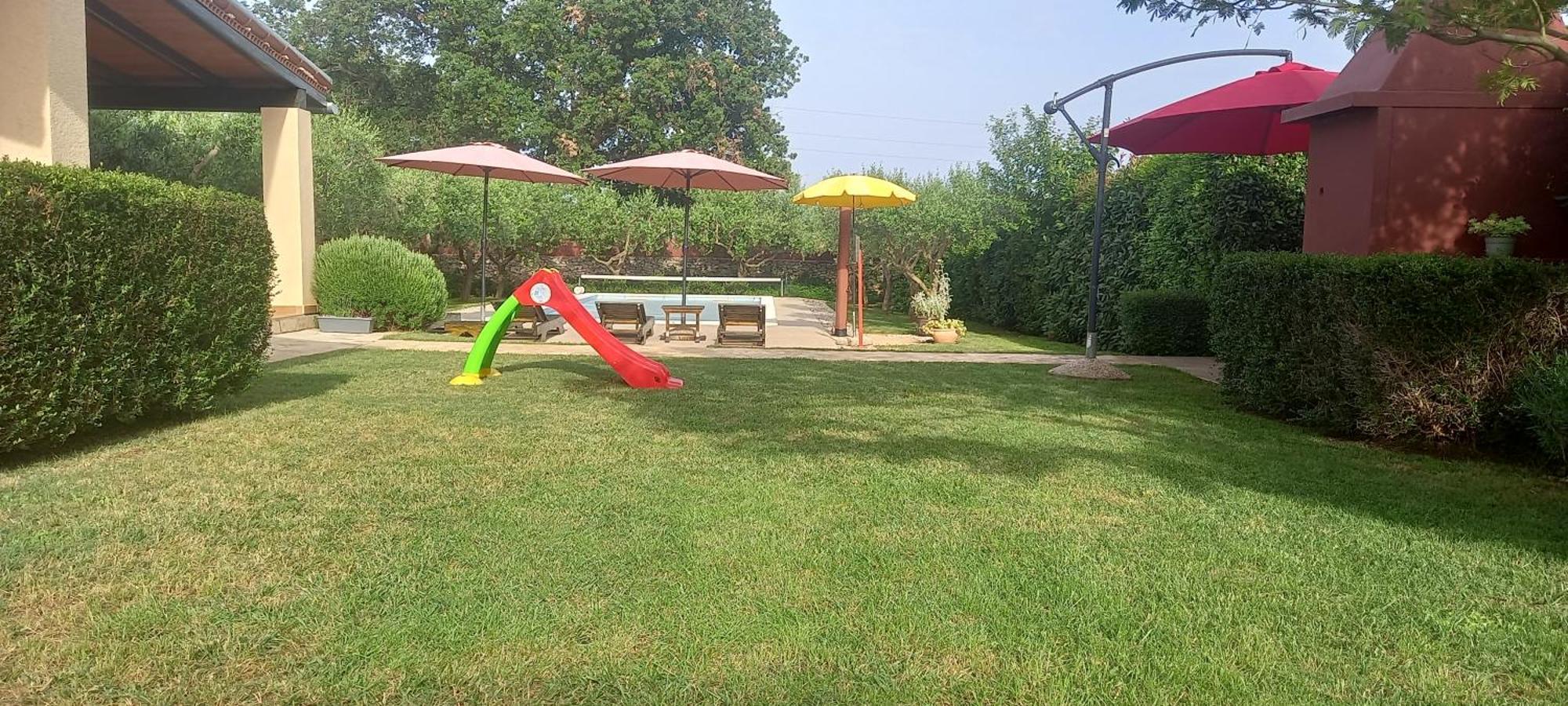 Mala Kuca Sa Velikim Grijanim Bazenom Antonio Villa Šišan Exterior foto