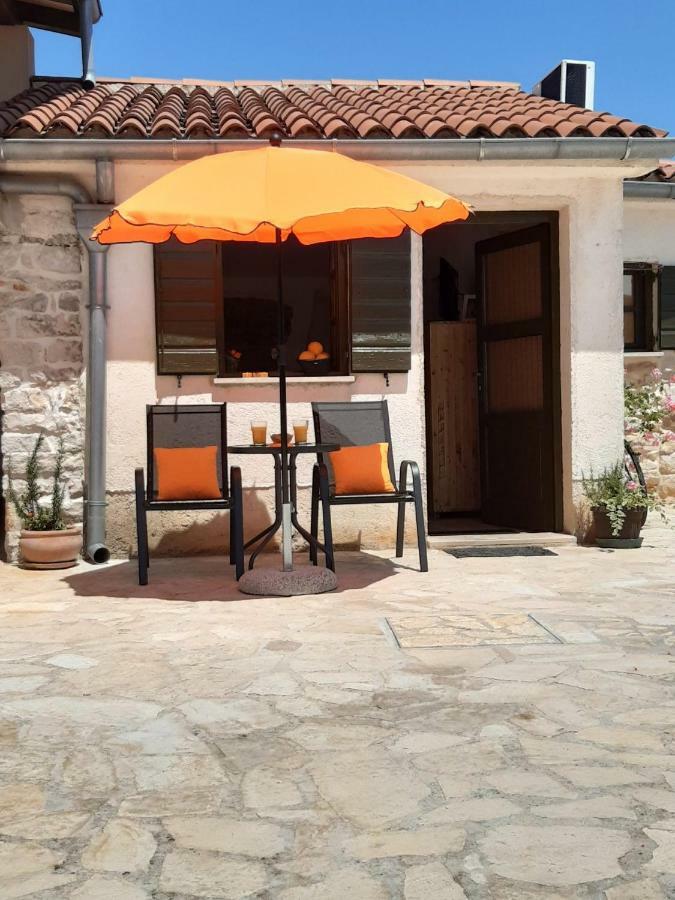 Mala Kuca Sa Velikim Grijanim Bazenom Antonio Villa Šišan Exterior foto