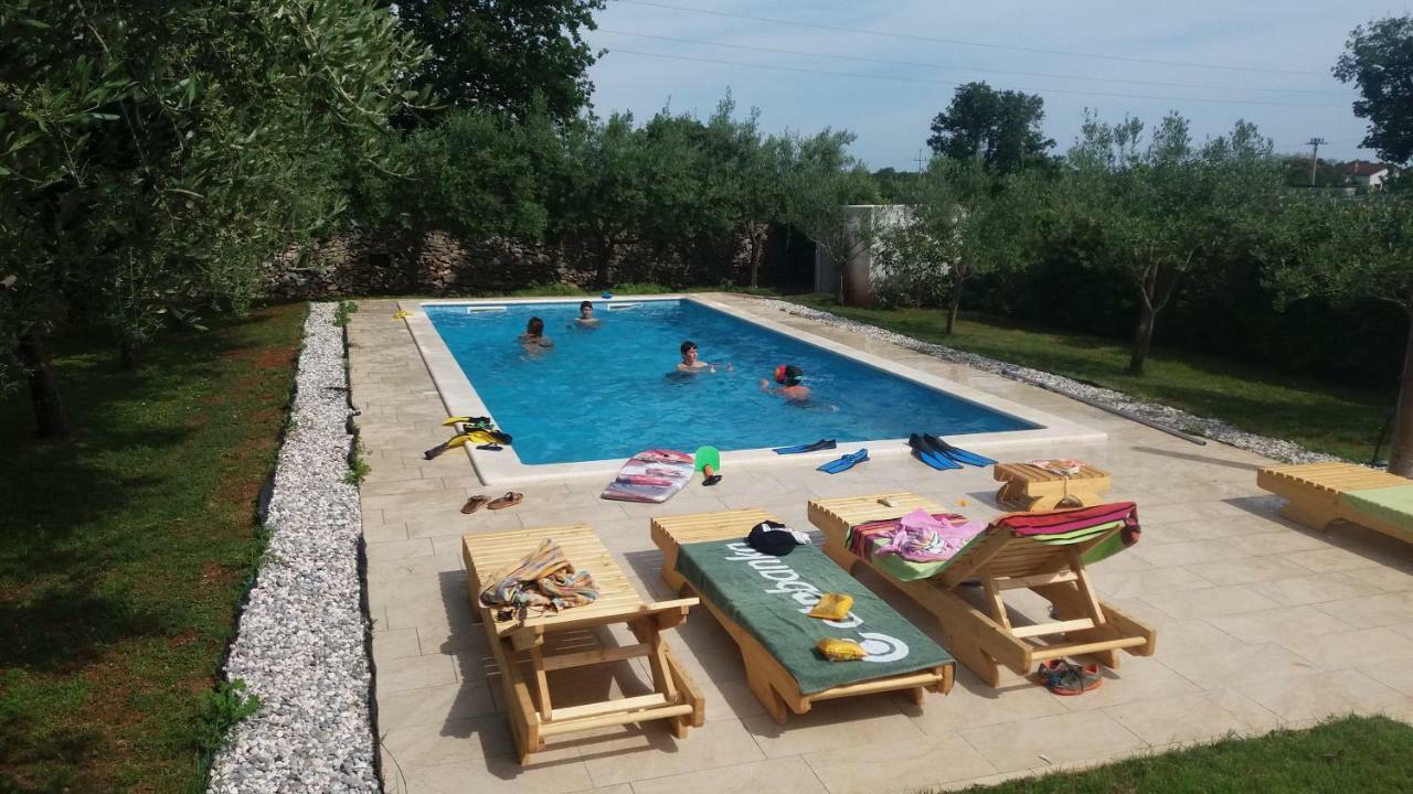 Mala Kuca Sa Velikim Grijanim Bazenom Antonio Villa Šišan Exterior foto