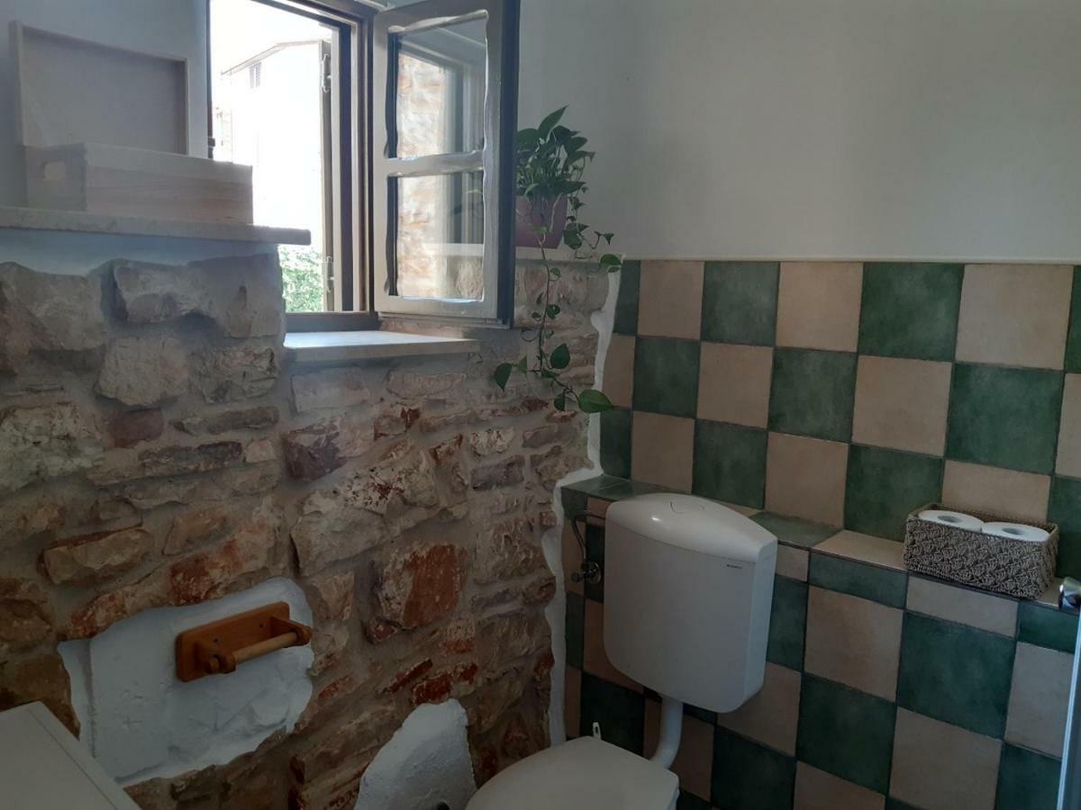 Mala Kuca Sa Velikim Grijanim Bazenom Antonio Villa Šišan Exterior foto
