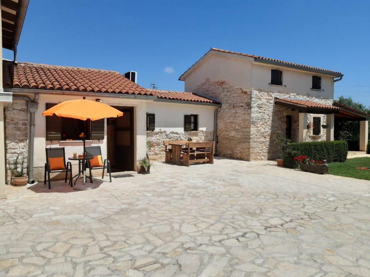 Mala Kuca Sa Velikim Grijanim Bazenom Antonio Villa Šišan Exterior foto