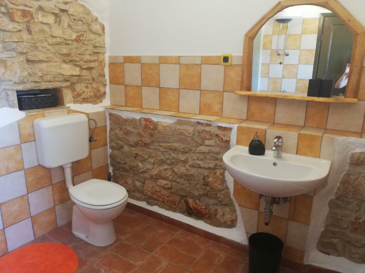 Mala Kuca Sa Velikim Grijanim Bazenom Antonio Villa Šišan Exterior foto