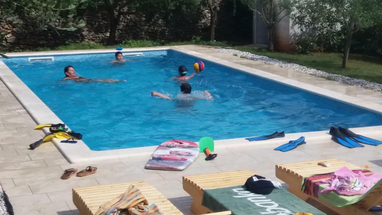 Mala Kuca Sa Velikim Grijanim Bazenom Antonio Villa Šišan Exterior foto