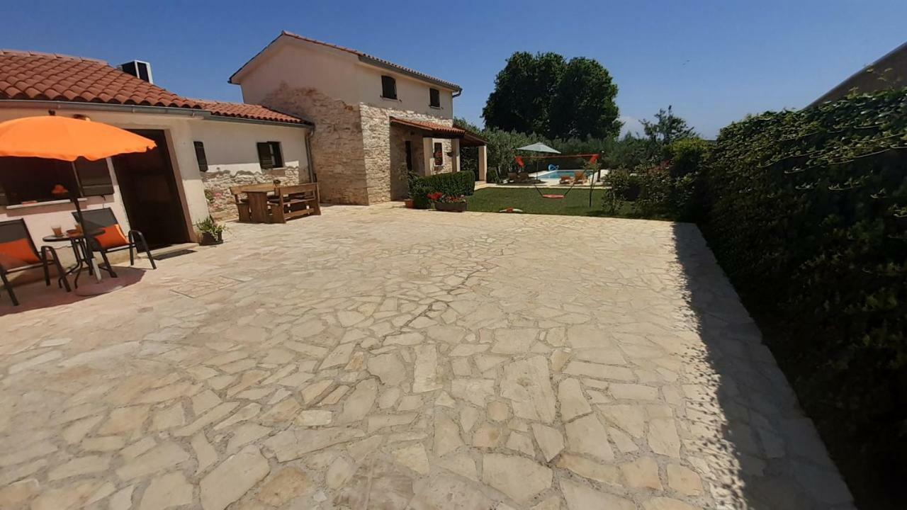 Mala Kuca Sa Velikim Grijanim Bazenom Antonio Villa Šišan Exterior foto